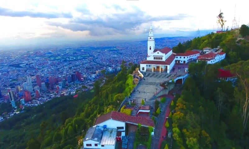 Drones en Bogotá Sky Zoom: El Cerro de Monserrate desde un Drone. Sky Zoom.