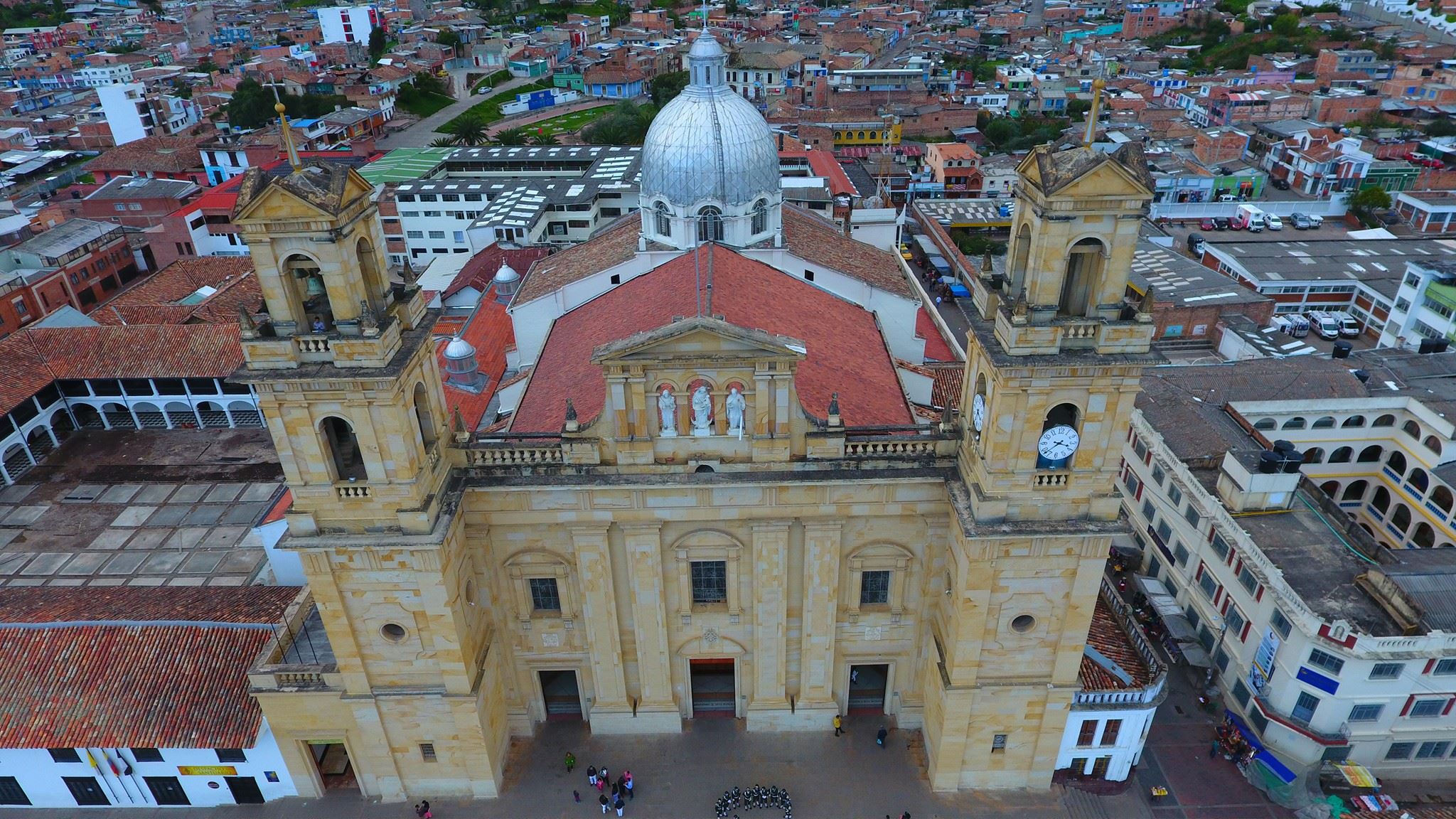 Basílica de Chiquinquirá - Boyacá. Drones Sky Zoom.