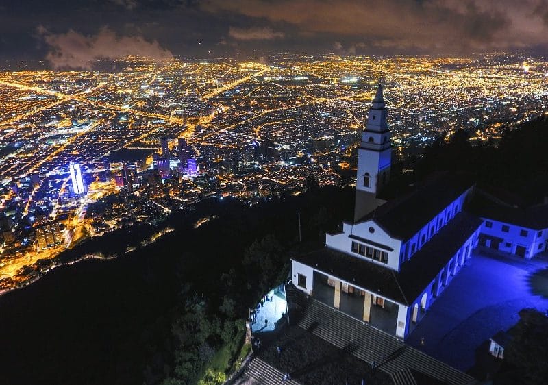 Sky Zoom ganador del concurso "Flash" Aeropuerto El Dorado, fotografía del Cerro de Monserrate.