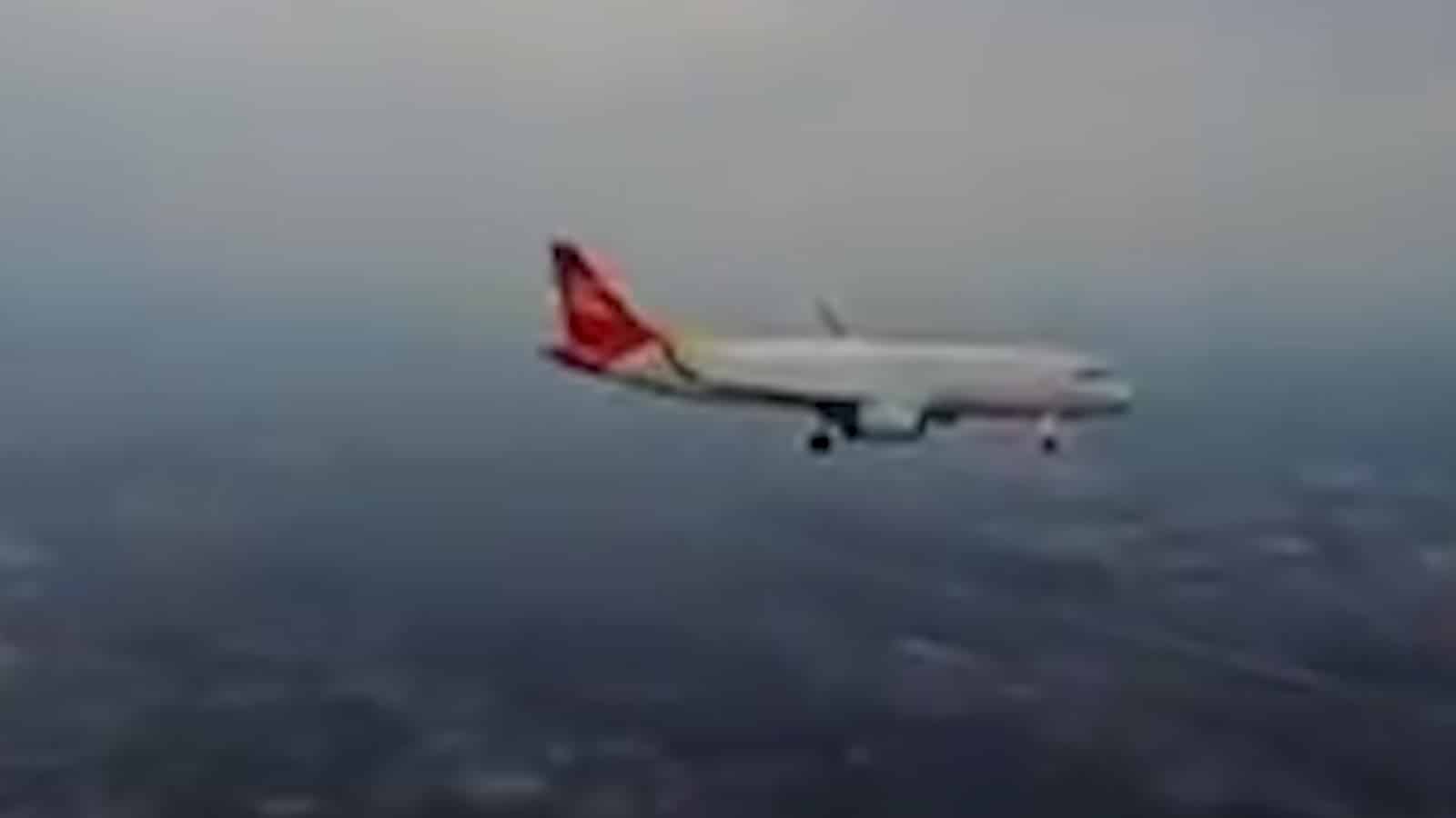 Un drone graba en plena aproximación un avión de Capital Airlines en China.