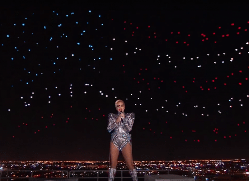 Durante el entre tiempo del Super Bowl Lady Gaga sorprendió con un ejercito de drones.