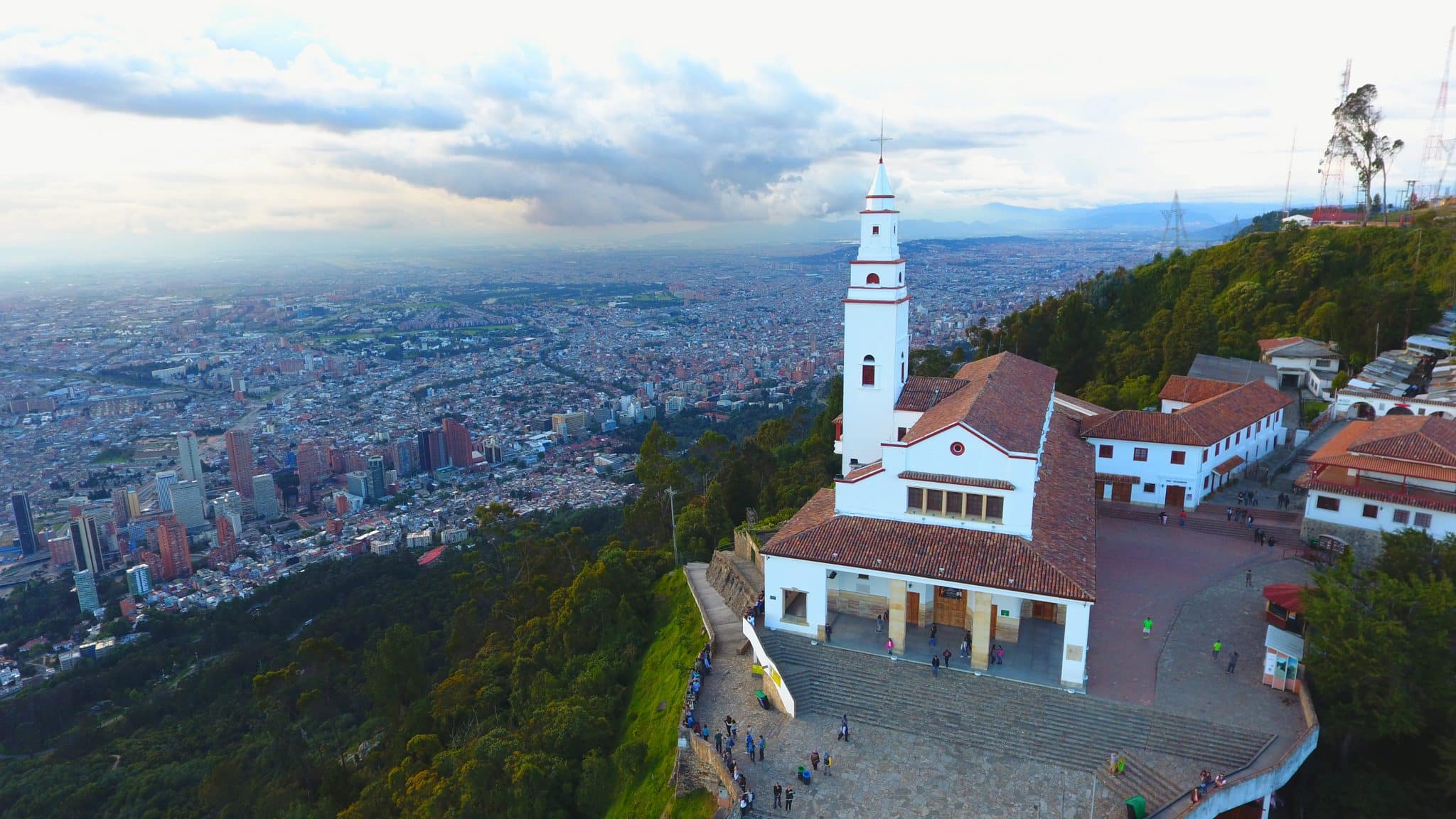 Revela Colombia, Monserrate, la terraza de Bogotá Sky Zoom