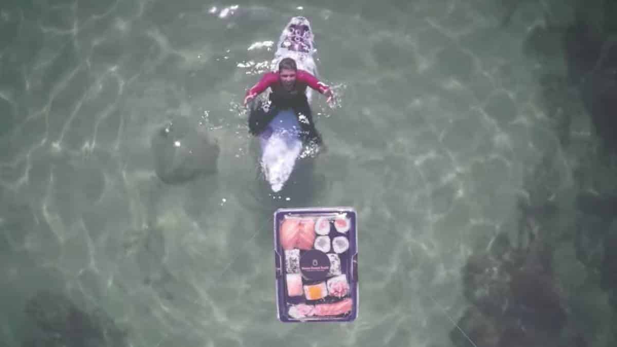 Este surfista recibió en medio del mar un domicilio de sushi.