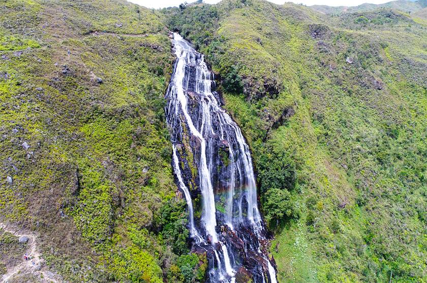 Cascada El Manto de la Virgen ubicada en Gámbita - Santander.