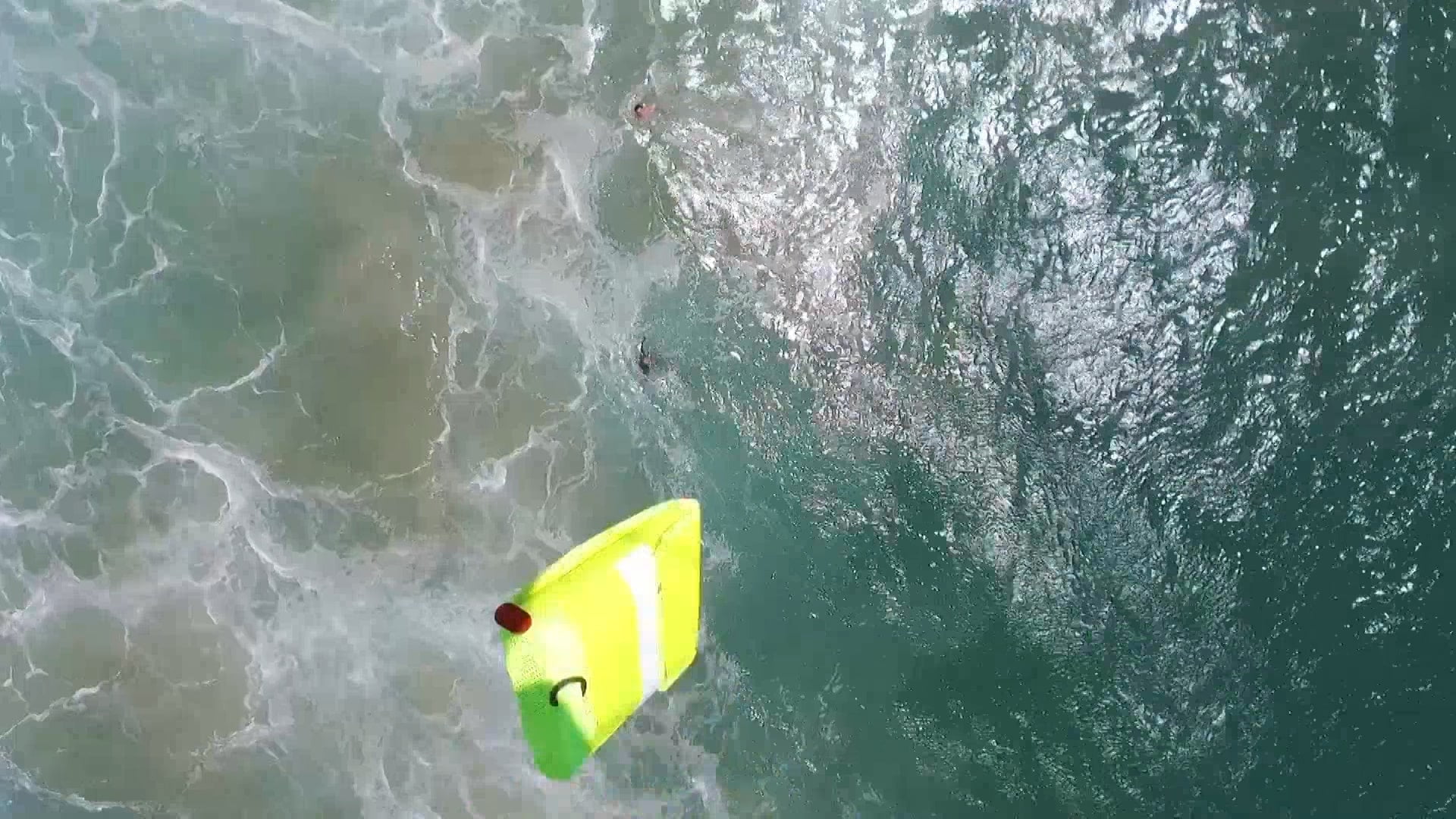 Rescate de un dron en las playas de Australia.