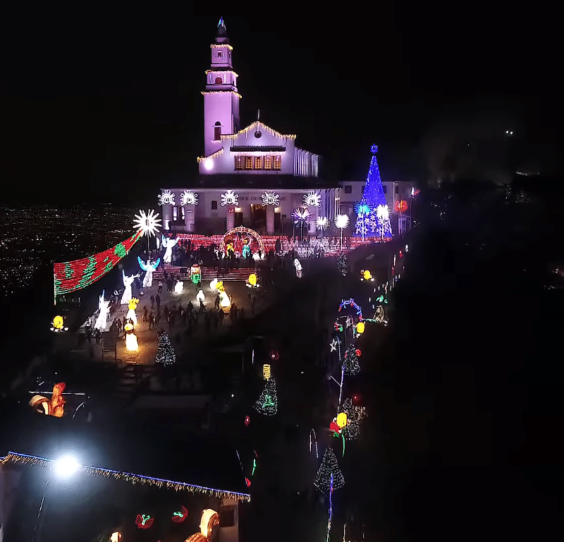 Navidad en el Cerro de Monserrate Bogotá. Un espectáculo de luces visto desde los drones de Sky Zoom.