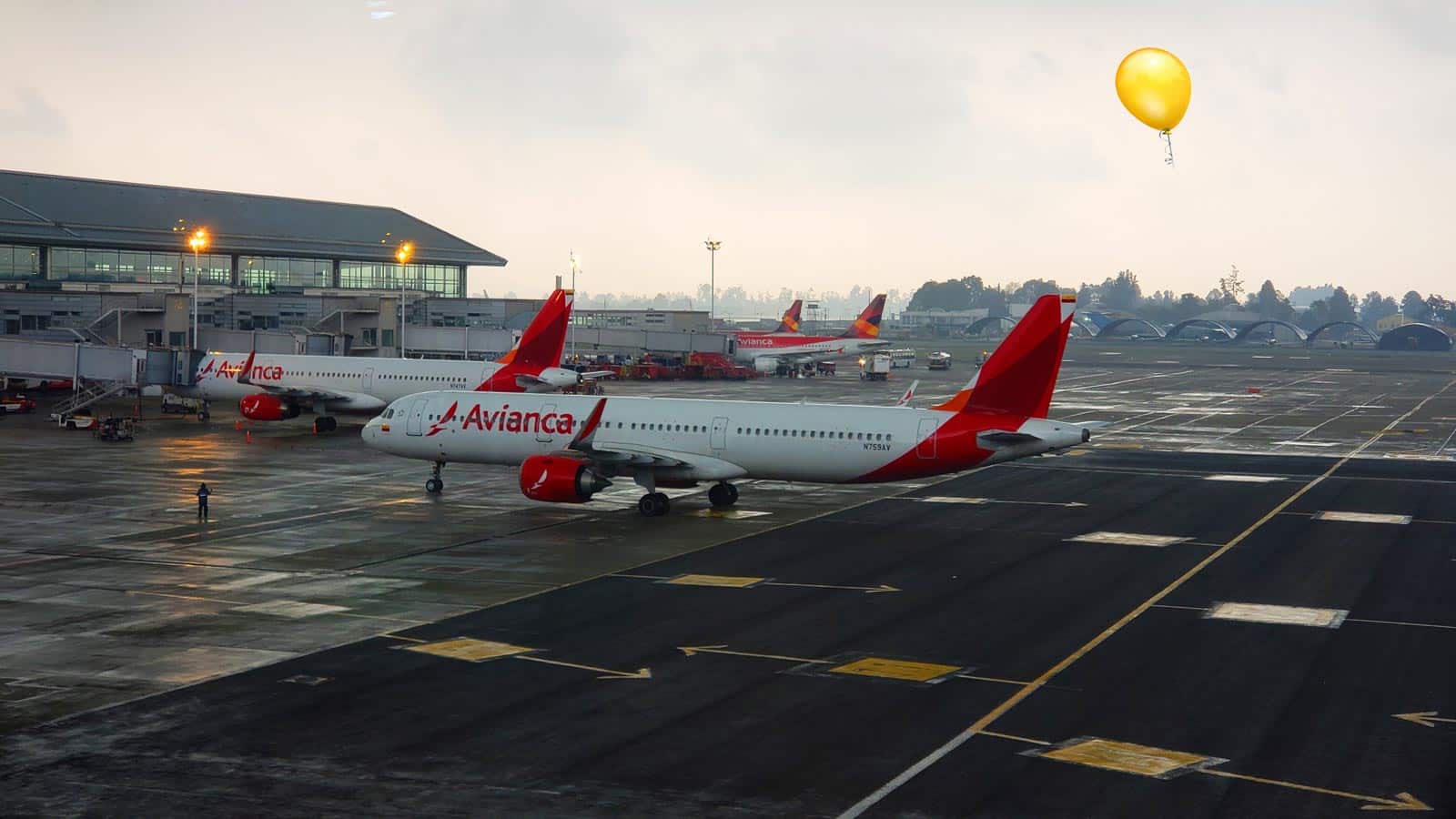 El Aeropuerto El Dorado de Bogotá canceló sus operaciones por el vuelo de un globo.