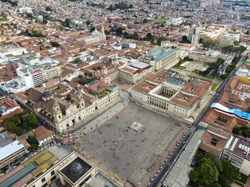 plaza-de-bolivar-bogota-drones-sky-zoom plaza-de-bolivar-bogota-drones-sky-zoom