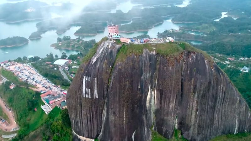 la piedra del peñol guatapé antioquia desde un dron