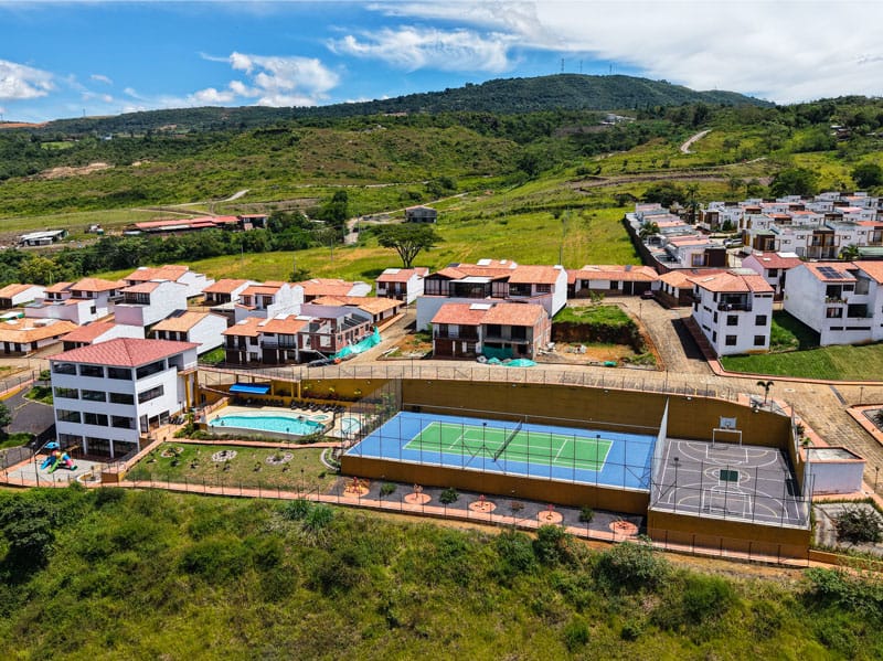 Fotografía aérea del entorno inmobiliario en Curití