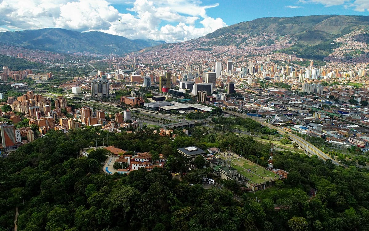 Fotografía y video con drones en Medellín • Cerro Nutibara