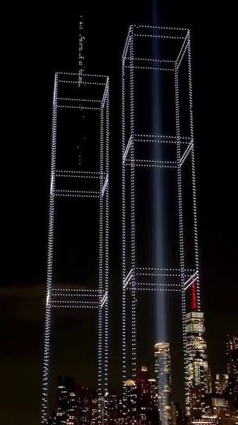 Homenaje vertical con drones del 11S
