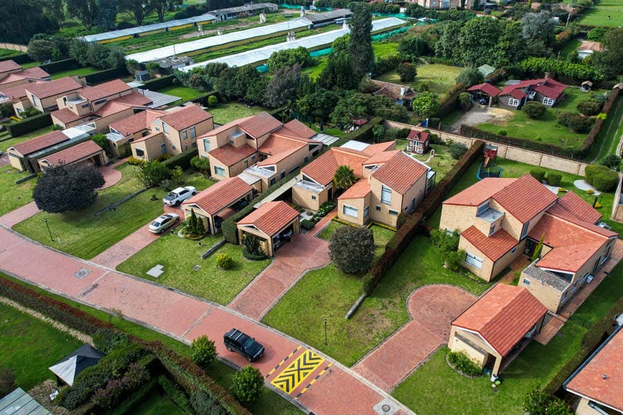 Promoción inmobiliaria con drones en Bogotá Drones Sky Zoom