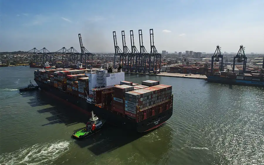Fotografía aérea de infraestructura portuaria realizada con drones por Drones Sky Zoom
